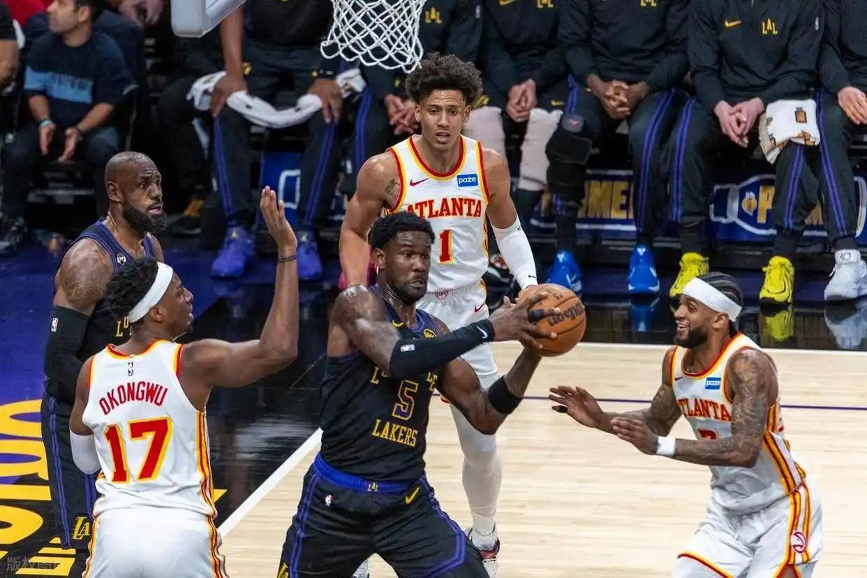 包含詹姆斯在TL比赛中官方发布新规国际比赛日洛杉矶快船调整名单以备亚冠，转会期芝加哥公牛调整名单以备意大利杯瞬间刷屏的词条